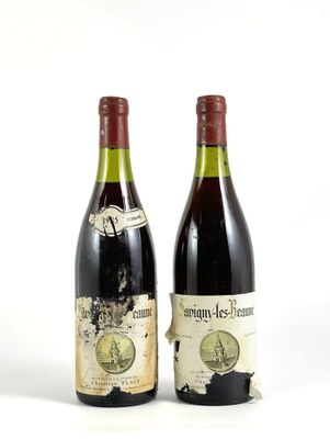 deux bouteilles de vin posées l'une à côté de l'autre sur une surface blanche