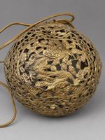 Sphère de lampe en laiton doré, décor ajouré et ciselé de dr…