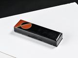 un briquet noir et orange posé sur un morceau de papier