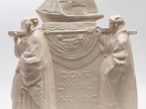 statue représentant trois personnes debout à côté d'un bateau sur un fond blanc