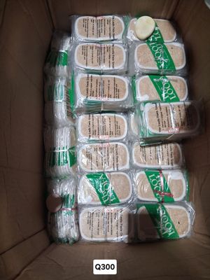 une boîte en carton remplie de nombreux produits alimentaires