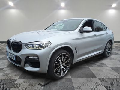 Le nouveau SUV BMW X4 est garé dans un showroom.