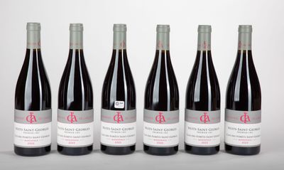 six bouteilles de vin rouge alignées sur une table