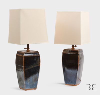 une paire de lampes de table bleues et noires avec un abat-jour blanc