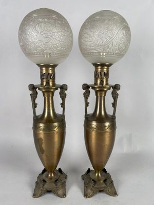 paire de vases anciens en laiton avec des globes en verre dépoli