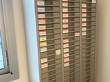 de nombreuses boîtes aux lettres dans une pièce, avec une fenêtre en arrière-plan