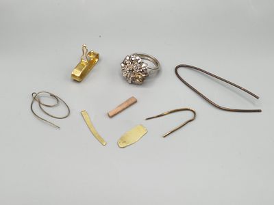 une collection de bijoux comprenant une bague, des boucles d'oreilles et d'autres articles