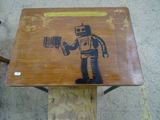 une table en bois sur laquelle se trouve un robot et un autocollant avec un code-barres