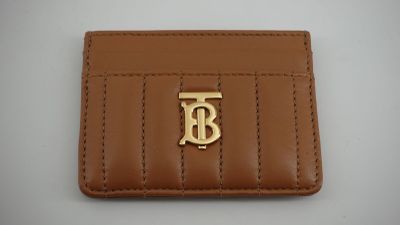 un portefeuille en cuir marron orné d'un logo monogramme sur le devant