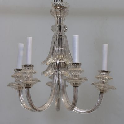 Lustre à cinq lumières en verre à pans coupés.