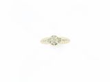 gros plan d'une bague en diamant sur fond blanc