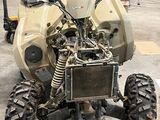 une photo d'un quad dans un garage