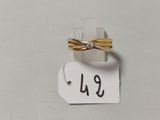 une petite bague en or sertie d'un diamant