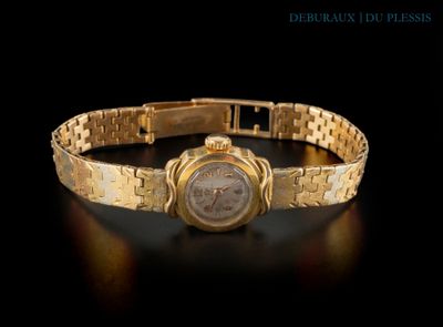 une image représentant une montre-bracelet en or sur fond noir