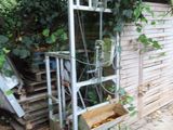 une vieille fenêtre qui a été laissée dans le jardin