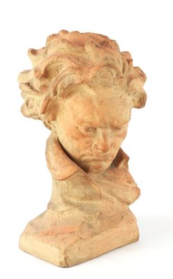 une image représentant une statue d'enfant aux cheveux bouclés sur fond blanc