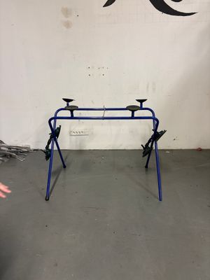 L'homme se tient debout devant un porte-vélos dans un garage.
