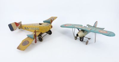 deux petits avions en plastique posés l'un à côté de l'autre sur une surface blanche