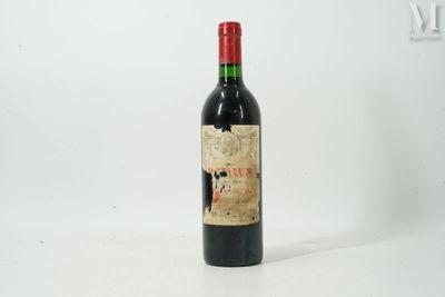 une bouteille de vin posée sur une table