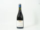 une bouteille de vin posée sur une table