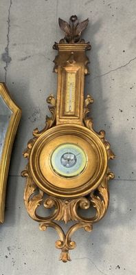 Baromètre thermomètre en bois et stuc doré.