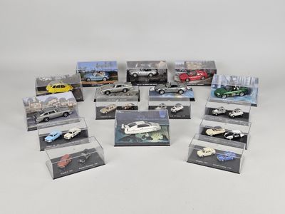 de nombreux modèles de voitures exposés dans une vitrine
