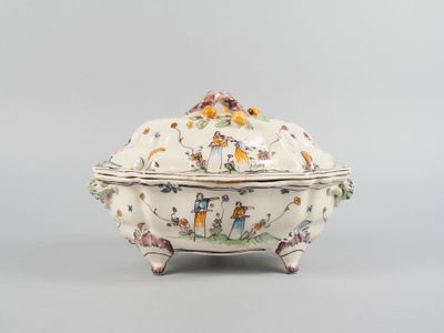 an image of a porcelain covered dish with animals on it