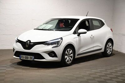 la voiture blanche est garée dans le garage sur le sol en damier