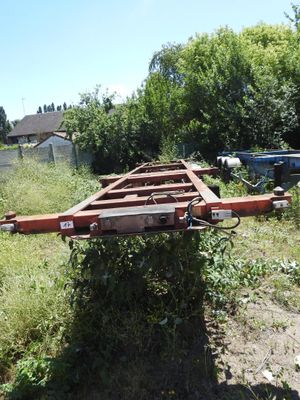 une remorque garée au milieu d'un champ