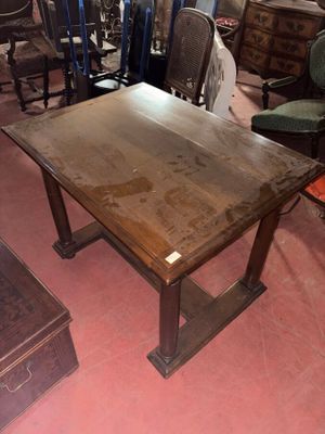a table that is sitting in the middle of a room