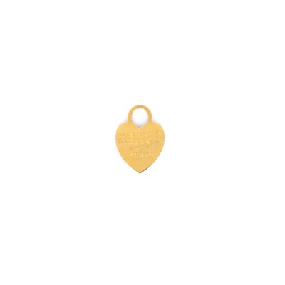 un petit pendentif en forme de cœur doré sur fond blanc