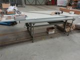 une photo d'une table dans un entrepôt, sur laquelle se trouvent de nombreux cartons