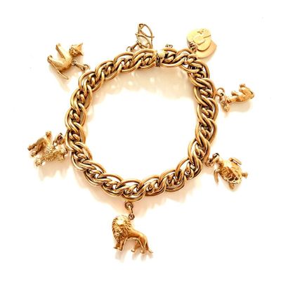 une image représentant un bracelet en or orné de breloques sur fond blanc