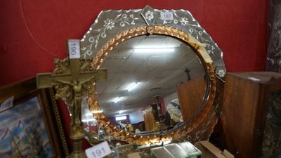 un miroir posé sur une table devant un mur rouge
