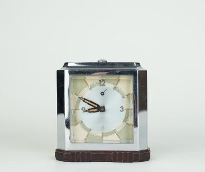une petite horloge posée sur une table