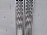 une paire de grilles en acier fixées au mur d'un garage