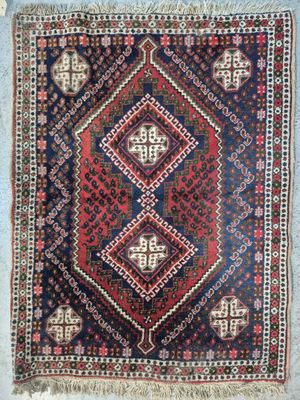 un tapis bleu et rouge orné d'un motif en losanges