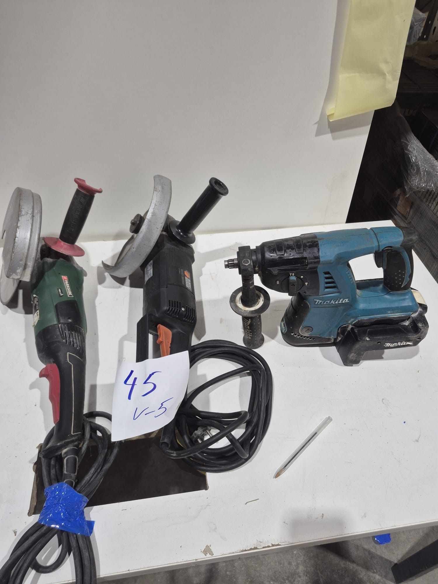 Lot de 3 outils électroportatifs comprenant une meuleuse d’a…