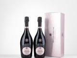deux bouteilles de vin posées l'une à côté de l'autre sur une table