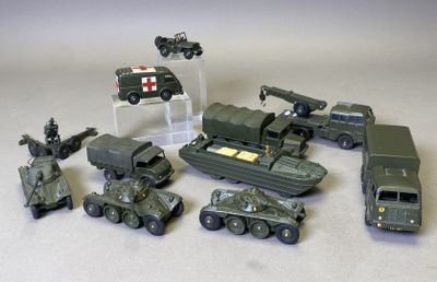 des véhicules militaires miniatures et d'autres véhicules sont exposés sur une surface blanche