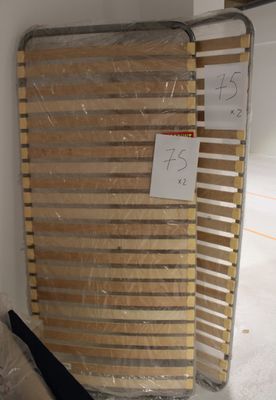 un matelas qui a été emballé dans une pièce