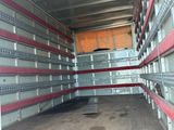 une photo d'un camion garé à l'intérieur d'un bâtiment