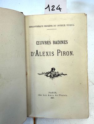 un livre ouvert sur lequel figure la photo d'un homme