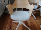 trois chaises et une table dans une petite pièce