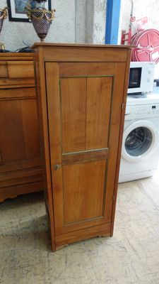 une armoire en bois et une machine à laver dans une pièce