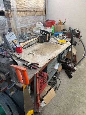 un établi avec de nombreux outils dans un garage
