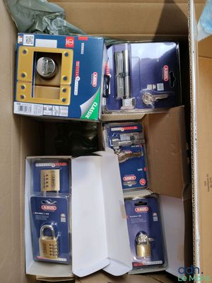 une boîte contenant tout un assortiment d'appareils électroniques