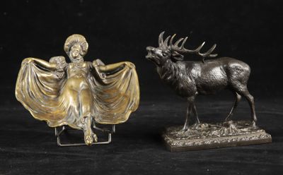 paire de figurines anciennes en bronze représentant une femme et un cerf