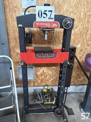 la photo d'une machine qui se trouve dans un garage
