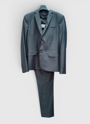 un costume gris suspendu à un cintre sur un mur blanc